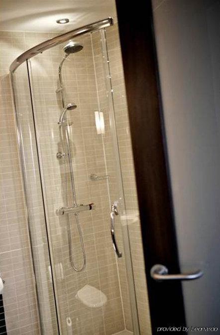 The Hampshire Hog Hotel Clanfield  Ruang foto A shower door