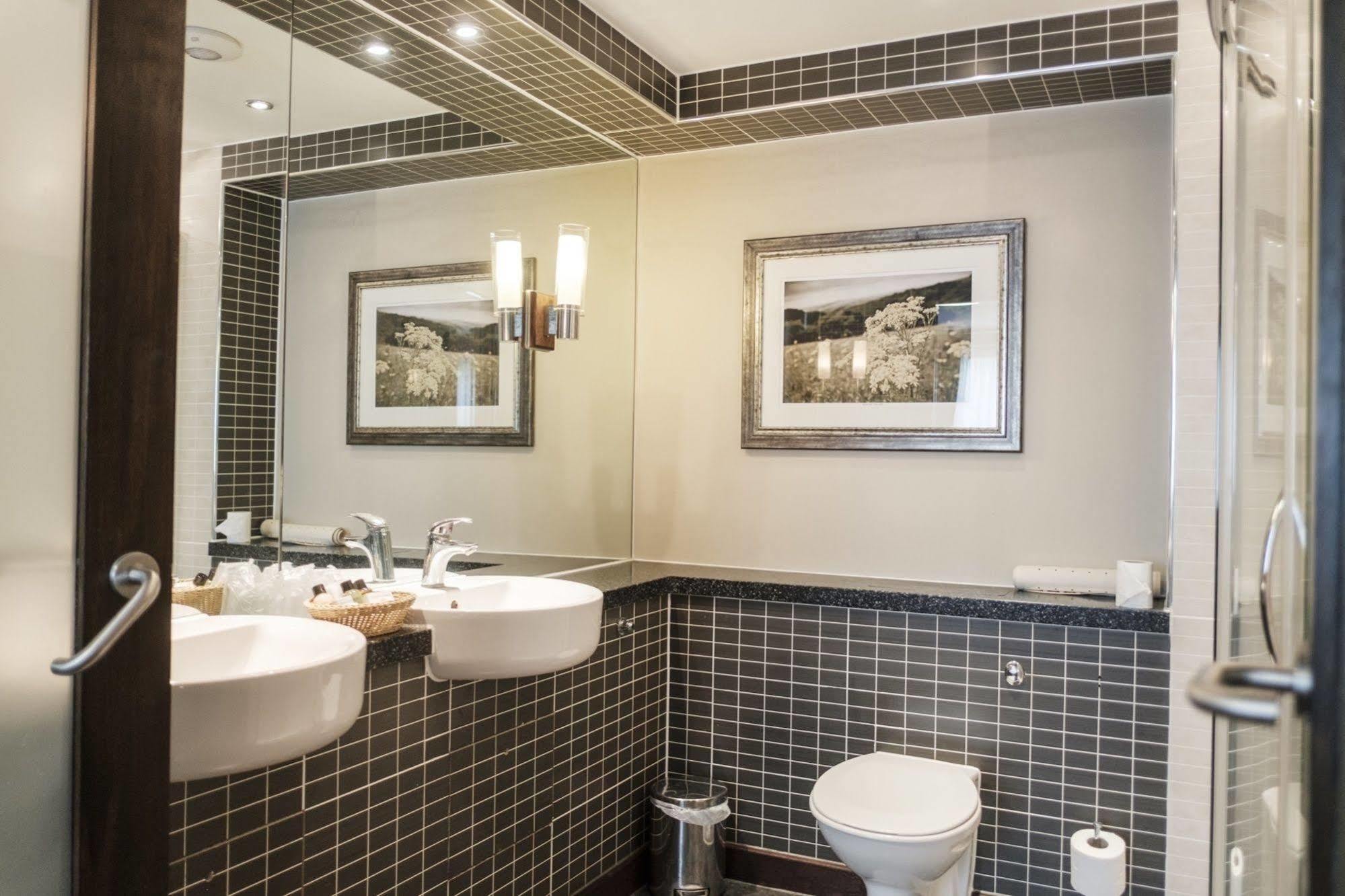 The Hampshire Hog Hotel Clanfield  Bagian luar foto Bathroom